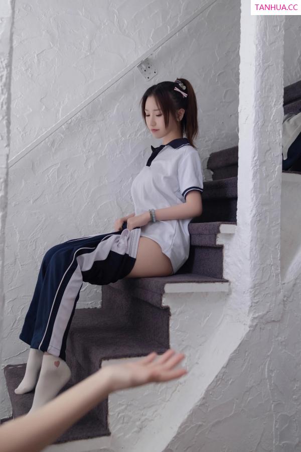   [XiuRen]高清写真图 2023.10.18 No.7528 杏子Yada 制服美腿第33张图片